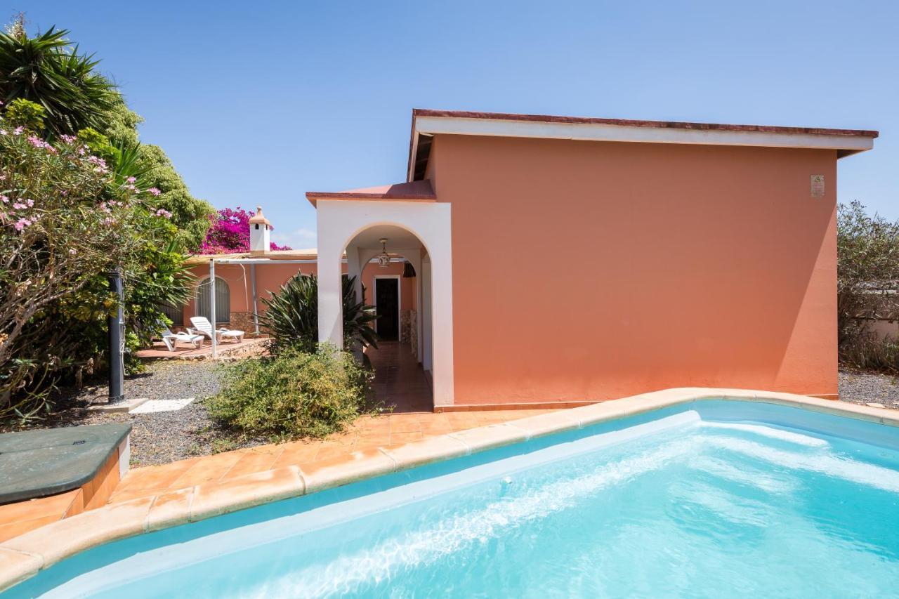 Home2Book Quiet Villa With Private Pool Triquivijate Bagian luar foto